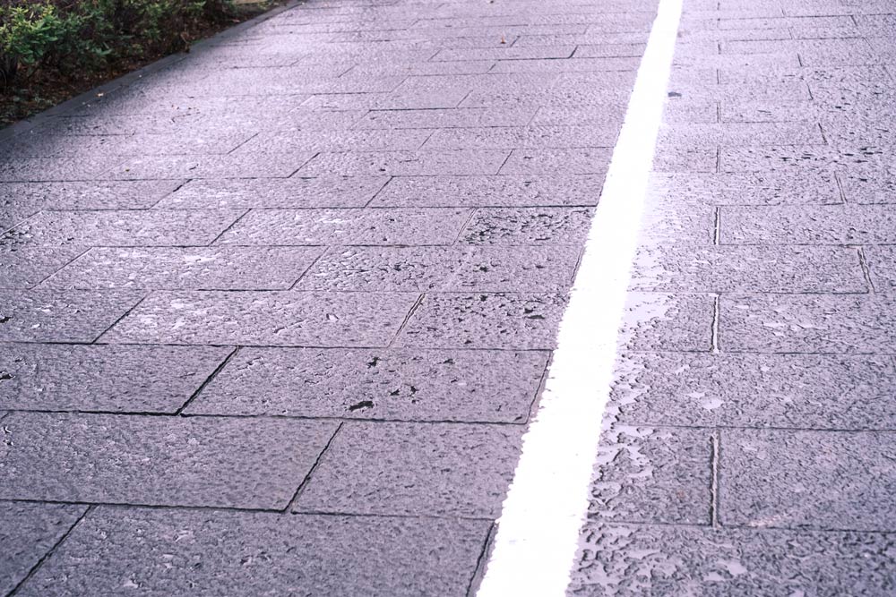 雨で濡れてキラキラと光る石畳
