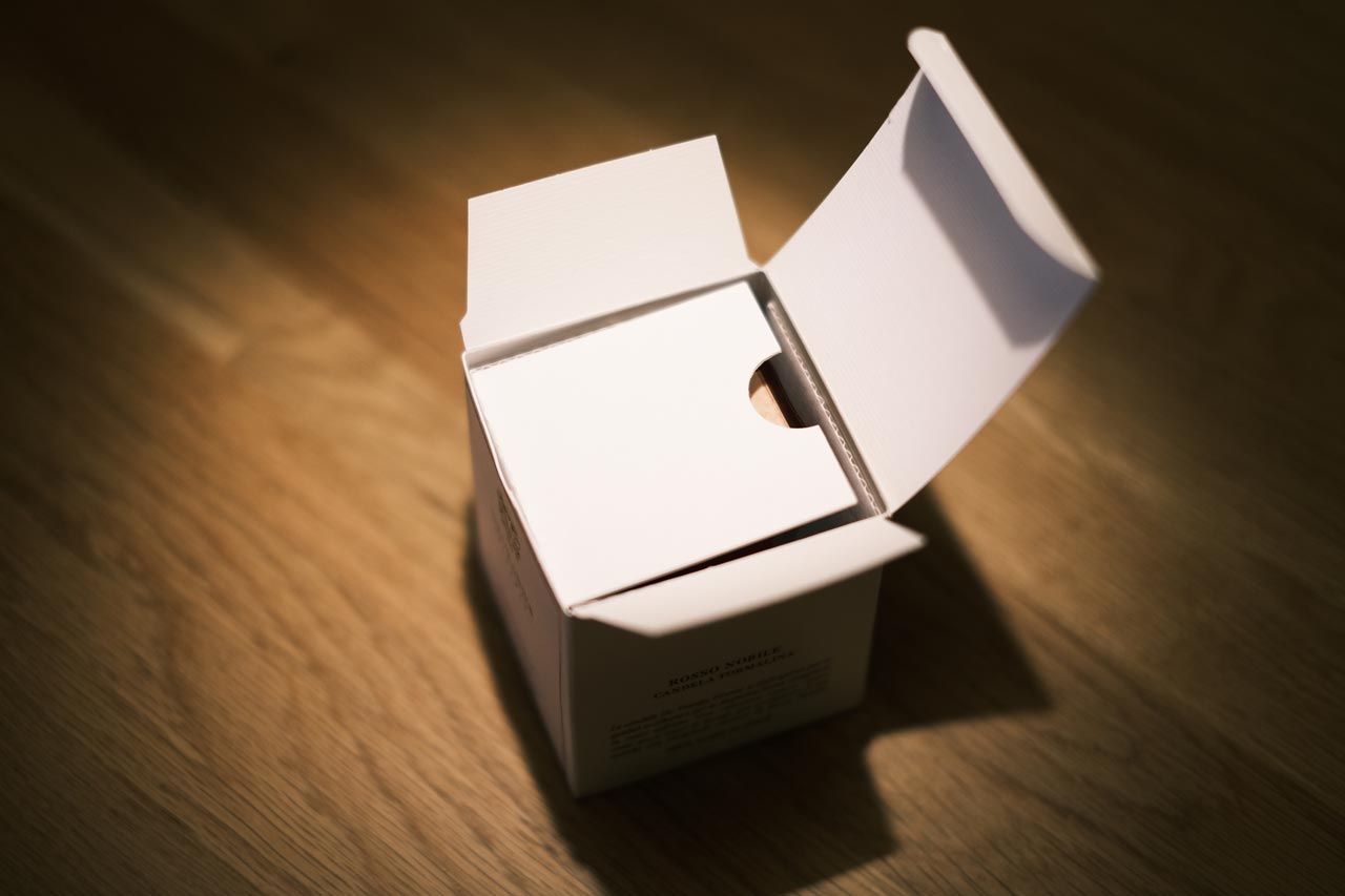 Dr. Vranjes ROSSO NOBILEキャンドルのパッケージ開封の様子