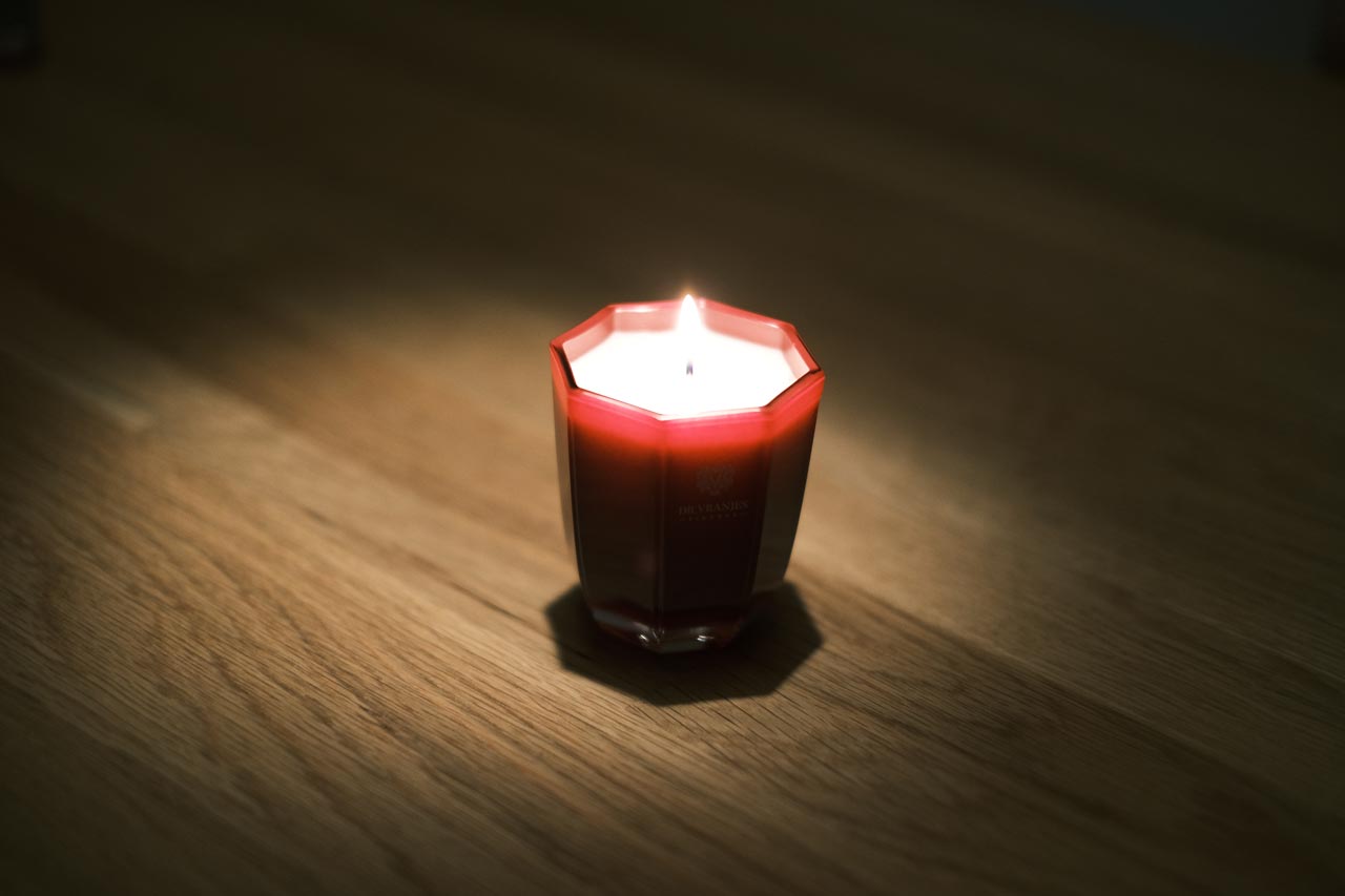 火を灯したROSSO NOBILEのキャンドル