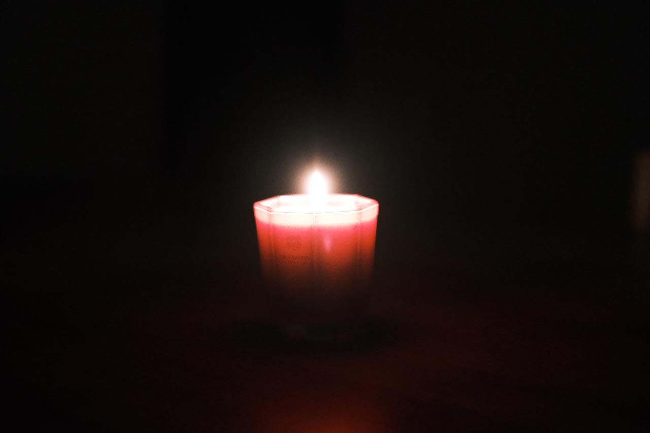 暗がりで光る、ROSSO NOBILEのキャンドル